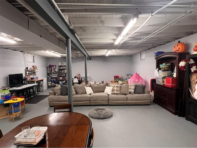 2509 E 4th St, Pittsburg, KS 66762 - living room featuring concrete floors