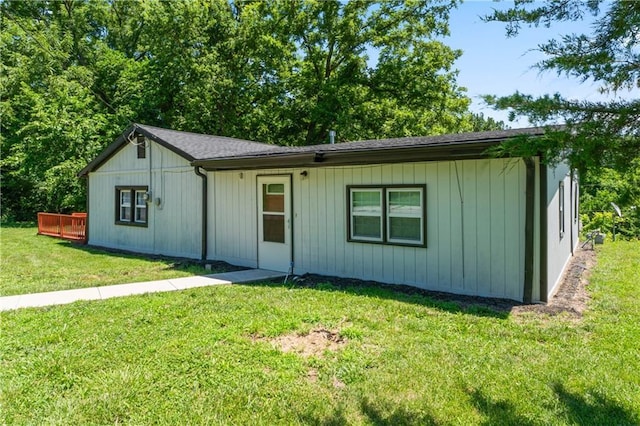 5510 Lafayette Ave, Kansas City, KS 66104 - view of front of home with a front lawn