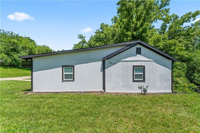 5510 Lafayette Ave, Kansas City, KS 66104 - view of side of property with a lawn
