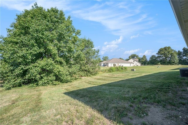 212 NW Parker Dr, Grain Valley, MO 64029 - view of grassy yard