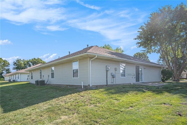 212 NW Parker Dr, Grain Valley, MO 64029 - rear view of property featuring a lawn