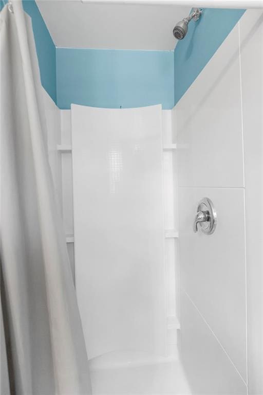1401 NE Weddle Ln, Lees Summit, MO 64086 - full bath featuring curtained shower