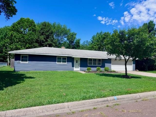 1012 Meadowbrook Rd E, Iola, KS 66749 - ranch-style home featuring a garage, a front yard, and driveway