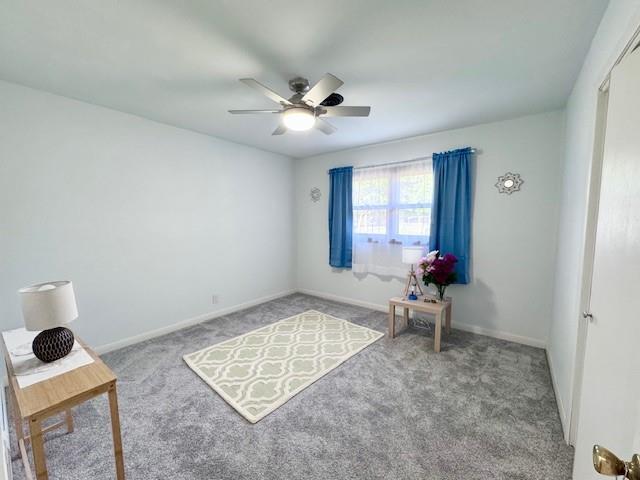 1012 Meadowbrook Rd E, Iola, KS 66749 - unfurnished room with carpet floors and a ceiling fan