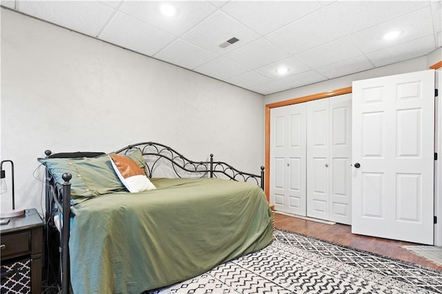 109 NW Whitlock Dr, Lees Summit, MO 64081 - bedroom featuring wood finished floors, recessed lighting, a paneled ceiling, and a closet