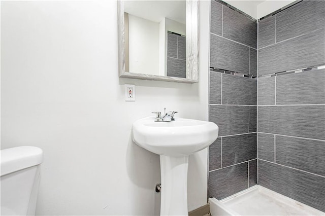 804 NW N Summit Cir, Blue Springs, MO 64015 - full bathroom with toilet and a tile shower