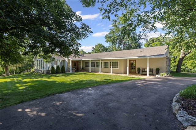 1015 S Wyckford Rd, Olathe, KS 66061 - ranch-style home featuring a front lawn, asphalt driveway, and stucco siding