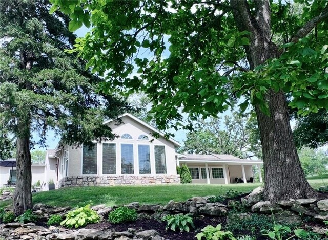 1015 S Wyckford Rd, Olathe, KS 66061 - view of front facade featuring stone siding, a front lawn, and stucco siding