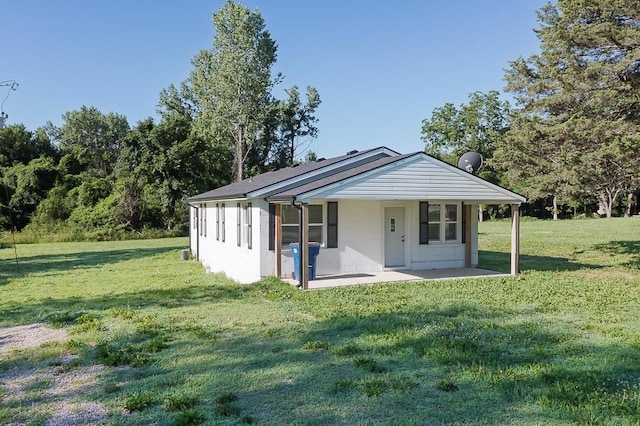 17931 Hollingsworth Rd, Tonganoxie, KS 66086 - view of front facade featuring a patio area and a front lawn