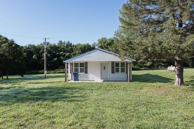 17931 Hollingsworth Rd, Tonganoxie, KS 66086 - view of front of home with a front lawn
