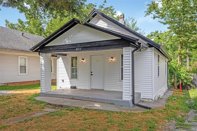 804 S Cedar Ave, Independence, MO 64053 - shotgun-style home featuring covered porch and a front lawn