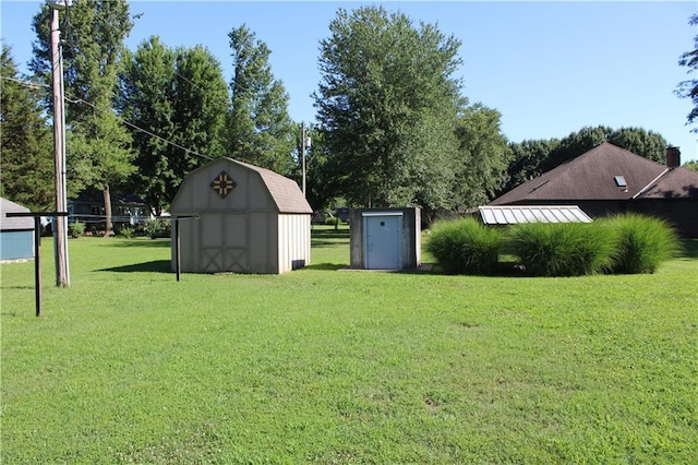 612 N 4th St, Arma, KS 66712 - view of grassy yard featuring a storage unit