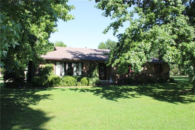 612 N 4th St, Arma, KS 66712 - view of front of property featuring a front lawn