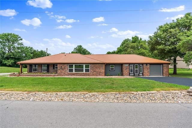 812 W Royle St, Richmond, MO 64085 - single story home with asphalt driveway, an attached garage, and a front yard