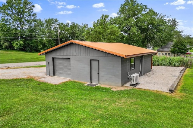 812 W Royle St, Richmond, MO 64085 - detached garage featuring driveway
