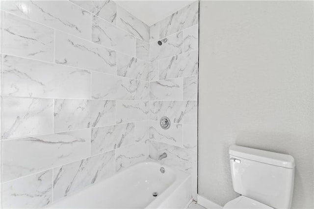 4320 E 43rd St, Kansas City, MO 64130 - full bath featuring toilet and bathtub / shower combination