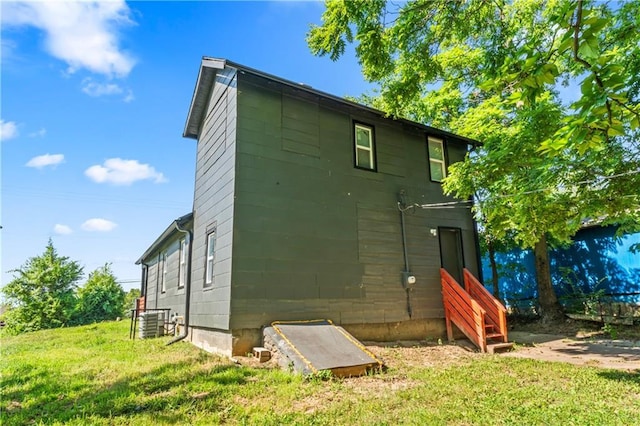 4320 E 43rd St, Kansas City, MO 64130 - back of house with a yard