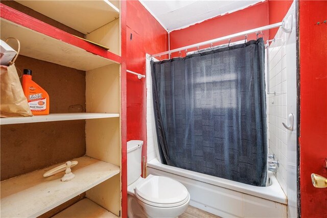 919 Indiana St, Neodesha, KS 66757 - full bathroom featuring shower / bath combo with shower curtain and toilet