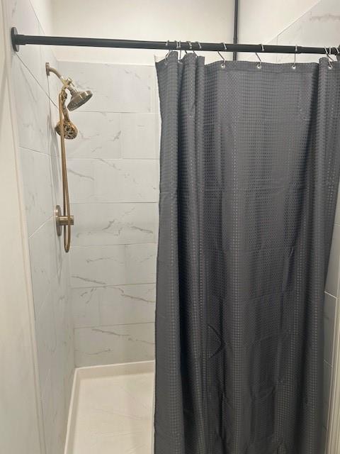 211 Harrison St, Pomona, KS 66076 - full bath with curtained shower