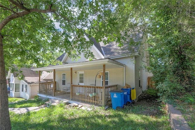 934 Williams St, Excelsior Springs, MO 64024 - view of front facade featuring an outdoor structure and a porch