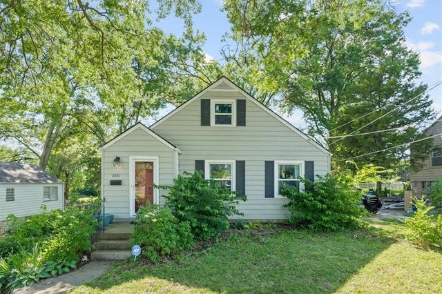 2220 N 47th St, Kansas City, KS 66104 - bungalow-style home featuring a front yard