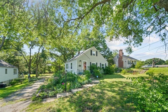 2220 N 47th St, Kansas City, KS 66104 - view of front facade featuring driveway and a front lawn