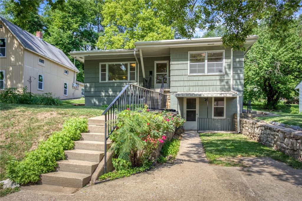 112 S Northern Blvd, Sugar Creek, MO 64054 - view of front of property with a front yard