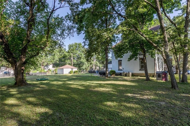 404 S Sycamore St, Ottawa, KS 66067 - view of green lawn