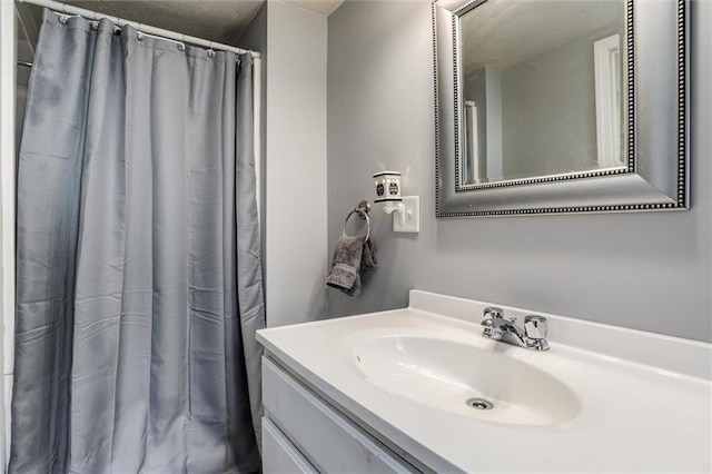 404 S Sycamore St, Ottawa, KS 66067 - full bath with vanity and curtained shower