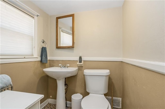 711 E 72nd Ter, Kansas City, MO 64131 - bathroom with toilet