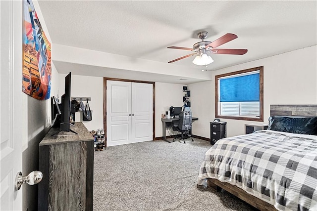 1658 Davis Cir, Eudora, KS 66025 - carpeted bedroom with an office area and ceiling fan