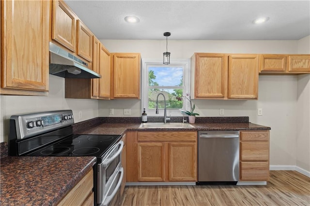 1004 SW Twilight Ln, Blue Springs, MO 64015 - kitchen featuring stainless steel appliances, under cabinet range hood, light wood-style floors, decorative light fixtures, and recessed lighting