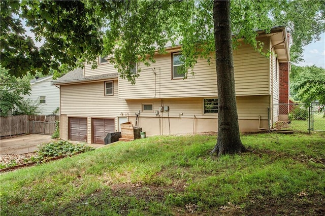 1004 SW Twilight Ln, Blue Springs, MO 64015 - back of house featuring an attached garage and a gate