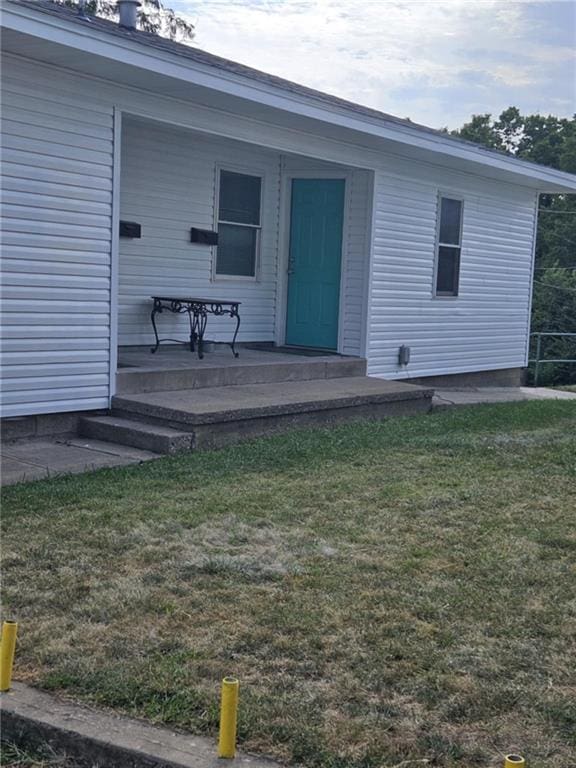11601 E US Highway 24th Rd, Independence, MO 64054 - property entrance with a yard and a porch