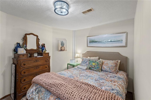 1124 S Locust St, Ottawa, KS 66067 - bedroom with a textured ceiling