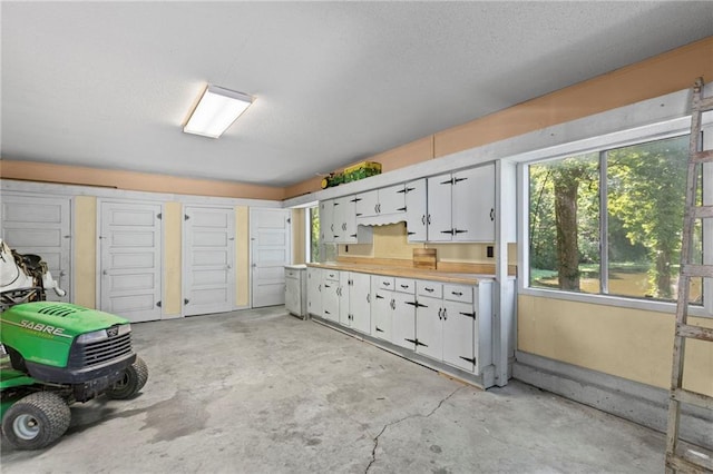 1124 S Locust St, Ottawa, KS 66067 - view of garage