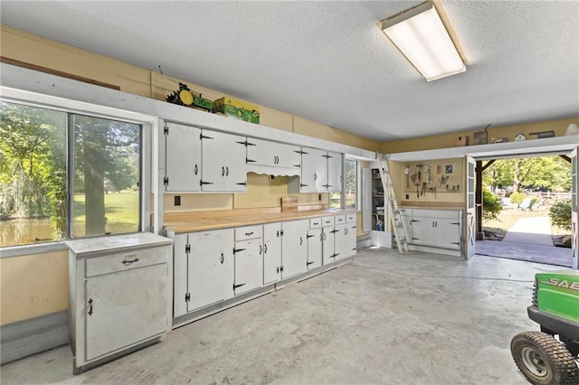 1124 S Locust St, Ottawa, KS 66067 - view of garage