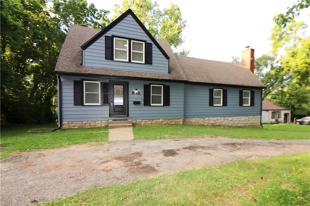818 W 30th St, Independence, MO 64055 - view of front facade featuring a front lawn, a chimney, and roof with shingles