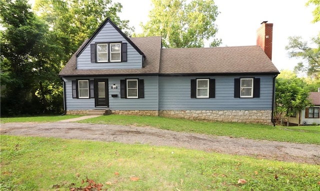 818 W 30th St, Independence, MO 64055 - view of front of property featuring a front yard, a chimney, and a shingled roof