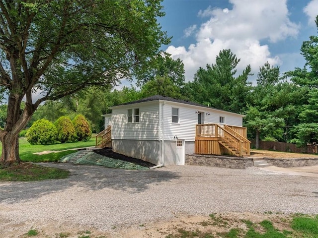2832 Rushmore Ln, Saint Joseph, MO 64505 - manufactured / mobile home featuring stairway and driveway