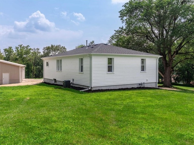 2832 Rushmore Ln, Saint Joseph, MO 64505 - rear view of house featuring a lawn and a garage