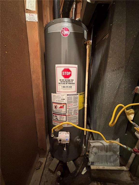 2425 Elephant Trl, Saint Joseph, MO 64506 - utility room with gas water heater