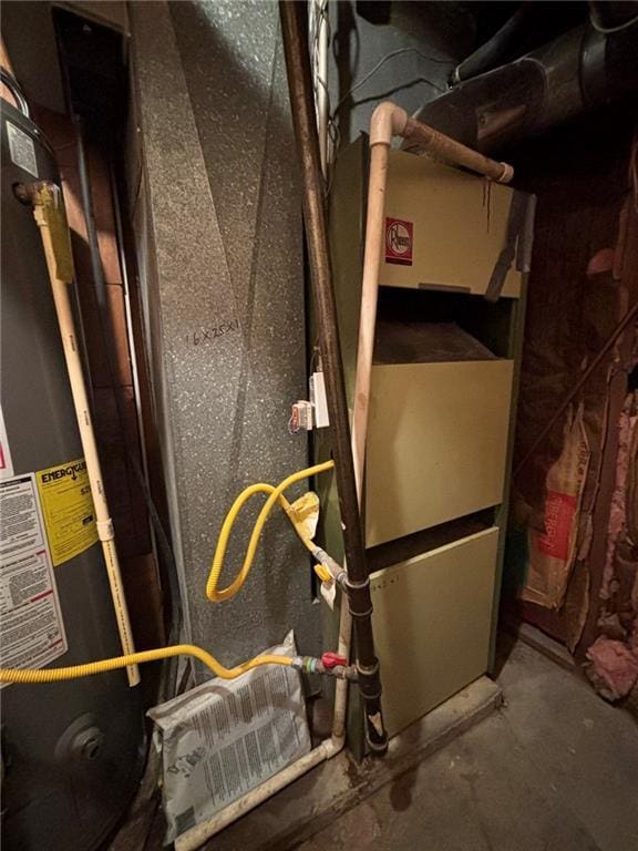 2425 Elephant Trl, Saint Joseph, MO 64506 - utility room with water heater