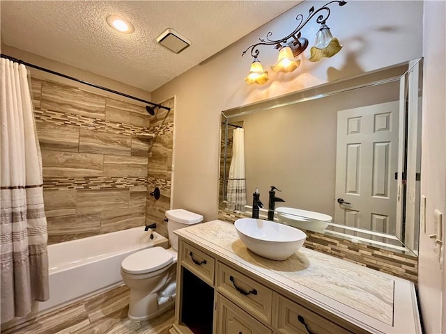 2811 Chatelain Ct Unit A, Independence, MO 64057 - full bath with a textured ceiling, vanity, shower / bathtub combination with curtain, and wood finished floors