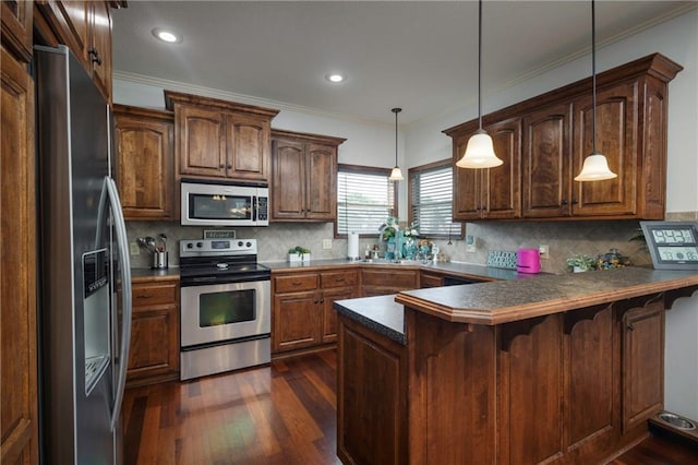 3132 SW Damon Ln, Lees Summit, MO 64082 - kitchen with stainless steel appliances, a peninsula, crown molding, dark wood-style flooring, and a breakfast bar