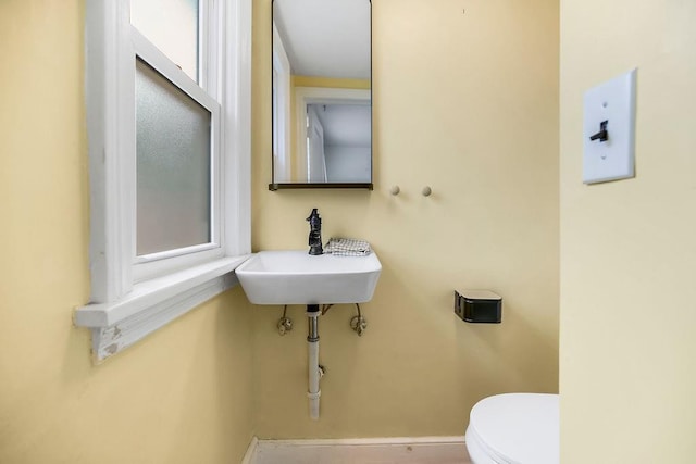 7101 Harrison St, Kansas City, MO 64131 - bathroom with baseboards and toilet