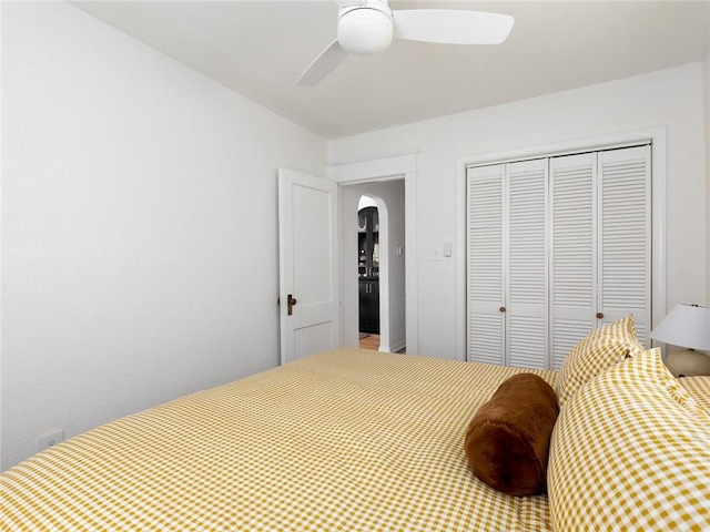 4206 Mission Rd, Kansas City, KS 66103 - bedroom featuring a closet, arched walkways, and a ceiling fan
