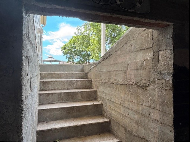 4202 Dr Greaves Rd, Grandview, MO 64030 - view of stairway