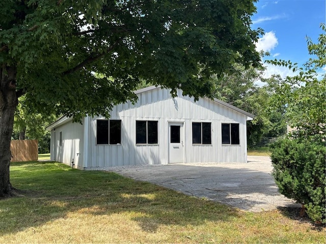 4202 Dr Greaves Rd, Grandview, MO 64030 - garage featuring driveway