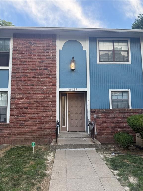 8135 Holmes Rd Unit 202, Kansas City, MO 64131 - entrance to property featuring brick siding